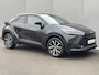Toyota C-HR 1.8 Hybrid 140 First Edition Automaat / Fabrieksgarantie tot 10 jaar mogelijk * / Stuur-, stoel- en voorruitverwarming / Navigatie / Elektrische Achterklep / Camera / Dual Zone Climate Control / Apple Carplay/Android auto / 18" LM wielen /
