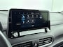 Hyundai Kona Electric EV PREMIUM 64 kWh | 3- FASE | NAVI | CLIMA | ADAPT. CRUISE | CAMERA | HUD | LEDER | STUUR- & STOELVERWARMING | WARMTEPOMP | PRIVACY GLASS | WLTP 481 KM! |