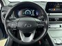 Hyundai Kona Electric EV PREMIUM 64 kWh | 3- FASE | NAVI | CLIMA | ADAPT. CRUISE | CAMERA | HUD | LEDER | STUUR- & STOELVERWARMING | WARMTEPOMP | PRIVACY GLASS | WLTP 481 KM! |