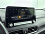 Hyundai Kona Electric EV PREMIUM 64 kWh | 3- FASE | NAVI | CLIMA | ADAPT. CRUISE | CAMERA | HUD | LEDER | STUUR- & STOELVERWARMING | WARMTEPOMP | PRIVACY GLASS | WLTP 481 KM! |