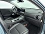 Hyundai Kona Electric EV PREMIUM 64 kWh | SoH 93,2% | 3- FASE | NAVI | CLIMA | ADAPT. CRUISE | CAMERA | HUD | LEDER | STUUR- & STOELVERWARMING | WARMTEPOMP | PRIVACY GLASS | WLTP 481 KM! |