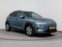Hyundai Kona Electric EV PREMIUM 64 kWh | 3- FASE | NAVI | CLIMA | ADAPT. CRUISE | CAMERA | HUD | LEDER | STUUR- & STOELVERWARMING | WARMTEPOMP | PRIVACY GLASS | WLTP 481 KM! |
