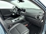Hyundai Kona Electric EV PREMIUM 64 kWh | 3- FASE | NAVI | CLIMA | ADAPT. CRUISE | CAMERA | HUD | LEDER | STUUR- & STOELVERWARMING | WARMTEPOMP | PRIVACY GLASS | WLTP 481 KM! |