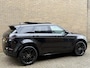 Land Rover Range Rover Evoque 1.5 P300e AWD R-Dynamic SE | Panoramadak | Blackline | Camera | Navigatie | Afneembare trekhaak | Lederen bekleding | Apple CarPlay / Android Auto | Cruise control | Lane assist | Stoel&stuurverwarming | Dodehoekdetectie | 20 inch LMV | LED | DAB | Elektrische achterklep | Volledig onderhouden!