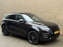 Land Rover Range Rover Evoque 1.5 P300e AWD R-Dynamic SE | Panoramadak | Blackline | Camera | Navigatie | Afneembare trekhaak | Lederen bekleding | Apple CarPlay / Android Auto | Cruise control | Lane assist | Stoel&stuurverwarming | Dodehoekdetectie | 20 inch LMV | LED | DAB | Elektrische achterklep | Volledig onderhouden!