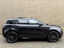 Land Rover Range Rover Evoque 1.5 P300e AWD R-Dynamic SE | Panoramadak | Blackline | Camera | Navigatie | Afneembare trekhaak | Lederen bekleding | Apple CarPlay / Android Auto | Cruise control | Lane assist | Stoel&stuurverwarming | Dodehoekdetectie | 20 inch LMV | LED | DAB | Elektrische achterklep | Volledig onderhouden!