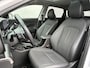 Hyundai Kona Electric Premium Sky 65.4 kWh / Fabrieksgarantie t/m 12-2029 / SOH 100% / Origineel Nederlands / Afneembare Trekhaak(750KG) / All-season Banden / Navigatie / Stoel-/Stuurverwarming / Achteruitrijcamera / Apple carplay/Android Auto /