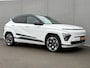 Hyundai Kona Electric Premium Sky 65.4 kWh / Fabrieksgarantie t/m 12-2029 / SOH 100% / Origineel Nederlands / Afneembare Trekhaak(750KG) / All-season Banden / Navigatie / Stoel-/Stuurverwarming / Achteruitrijcamera / Apple carplay/Android Auto /