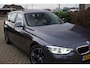 BMW 3-Serie Touring 320i Centennial High Executive Autom Panodak Leder Stoelverw Navi Clima Cruise LED Kopl PDC LMV Trekh ENZ
