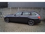 BMW 3-Serie Touring 320i Centennial High Executive Autom Panodak Leder Stoelverw Navi Clima Cruise LED Kopl PDC LMV Trekh ENZ