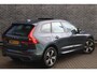 Volvo XC60 2.0 T6 Plug-in hybrid AWD Plus Dark | Adaptive cruise control | dode hoek detectie | Parkeersensoren vóór + achter | 360 camera | Stoelverwarming vóór + achter | Stuurwielverwarming | Trekhaak | All season banden | Elektr. verstelbare voorstoelen |