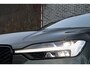 Volvo XC60 2.0 T6 Plug-in hybrid AWD Plus Dark | Adaptive Cruise Control | Dode hoek detectie | Head-up display | Elektr. schuif-\-kanteldak | 360 camera | Stoelverwarming vóór + achter | Stuurwielverwarming | Google Services | Parkeersensoren vóór + achter | Trekhaak | All-season banden |