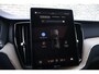 Volvo XC60 2.0 T6 Plug-in hybrid AWD Plus Dark | Adaptive Cruise Control | Dode hoek detectie | Head-up display | Elektr. schuif-\-kanteldak | 360 camera | Stoelverwarming vóór + achter | Stuurwielverwarming | Google Services | Parkeersensoren vóór + achter | Trekhaak | All-season banden |