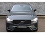 Volvo XC60 2.0 T6 Plug-in hybrid AWD Plus Dark | Adaptive Cruise Control | Dode hoek detectie | Head-up display | Elektr. schuif-\-kanteldak | 360 camera | Stoelverwarming vóór + achter | Stuurwielverwarming | Google Services | Parkeersensoren vóór + achter | Trekhaak | All-season banden |