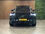 Volvo XC90 T8 AWD Recharge Ultra Dark | Vol! | Bowers & Wilkins | Luchtvering | Stoelventilatie | Trekhaak | 360 Camera | Head-Up Display | Stoelmassage | 455pk | Adaptieve Cruise Control | Stoelverwarming voor+achter | Stuurwielverwarming | Schuifdak | 21 Inch | Full LED Matrix Meesturende koplampen | Pilot Assist | BLIS Dode Hoek Detectie | Alcantara hemelbekleding | Lederen handgrepen en zonnekleppen | Elektrische voorstoelen geheugen | Nappa Lederen bekleding | Zitting verlenging voorstoelen | Lederen Dashboard | Google Infotainment | Keyless Drive | Parkeersensoren voor+achter | Privacy Glass | Elektrisch bedienbare achterklep | Geïntegreerde zongordijnen achterportieren | Geïntegreerd kinderzitje achterin | Verlichte instaplijsten | 7-Persoons | 4-Zone Climate Control | DAB Radio | Apple Carplay/Android Auto | Alarm Klasse III | Draadloos telefoon opladen | Volvo On Call met mobiele App functie | Onyx Black Metallic |