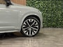 Volvo XC90 T8 AWD Recharge Ultra Dark | Vol! | Bowers & Wilkins | Luchtvering | Stoelventilatie | Trekhaak | 360 Camera | Head-Up Display | Stoelmassage | 455pk | Adaptieve Cruise Control | Stoelverwarming voor+achter | Stuurwielverwarming | Schuifdak | 21 Inch | Black Pack zwarte logo's voor en achter | Full LED Matrix Meesturende koplampen | Pilot Assist | BLIS Dode Hoek Detectie | Alcantara hemelbekleding | Lederen handgrepen en zonnekleppen | Elektrische voorstoelen geheugen | Nappa Lederen bekleding | Zitting verlenging voorstoelen | Lederen Dashboard | Google Infotainment | Keyless Drive | Parkeersensoren voor+achter | Privacy Glass | Elektrisch bedienbare achterklep | Geïntegreerde zongordijnen achterportieren | Geïntegreerd kinderzitje achterin | Verlichte instaplijsten | 7-Persoons | 4-Zone Climate Control | DAB Radio | Apple Carplay/Android Auto | Alarm Klasse III | Draadloos telefoon opladen | Volvo On Call met mobiele App functie | Vapour Grey Metallic |