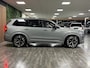 Volvo XC90 T8 AWD Recharge Ultra Dark | Vol! | Bowers & Wilkins | Luchtvering | Stoelventilatie | Trekhaak | 360 Camera | Head-Up Display | Stoelmassage | 455pk | Adaptieve Cruise Control | Stoelverwarming voor+achter | Stuurwielverwarming | Schuifdak | 21 Inch | Black Pack zwarte logo's voor en achter | Full LED Matrix Meesturende koplampen | Pilot Assist | BLIS Dode Hoek Detectie | Alcantara hemelbekleding | Lederen handgrepen en zonnekleppen | Elektrische voorstoelen geheugen | Nappa Lederen bekleding | Zitting verlenging voorstoelen | Lederen Dashboard | Google Infotainment | Keyless Drive | Parkeersensoren voor+achter | Privacy Glass | Elektrisch bedienbare achterklep | Geïntegreerde zongordijnen achterportieren | Geïntegreerd kinderzitje achterin | Verlichte instaplijsten | 7-Persoons | 4-Zone Climate Control | DAB Radio | Apple Carplay/Android Auto | Alarm Klasse III | Draadloos telefoon opladen | Volvo On Call met mobiele App functie | Vapour Grey Metallic |