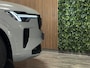 Volvo XC90 T8 AWD Recharge Ultra Dark | Vol! | Bowers & Wilkins | Luchtvering | Stoelventilatie | Trekhaak | 360 Camera | Head-Up Display | Stoelmassage | 455pk | Adaptieve Cruise Control | Stoelverwarming voor+achter | Stuurwielverwarming | Schuifdak | 21 Inch | Black Pack zwarte logo's voor en achter | Full LED Matrix Meesturende koplampen | Pilot Assist | BLIS Dode Hoek Detectie | Alcantara hemelbekleding | Lederen handgrepen en zonnekleppen | Elektrische voorstoelen geheugen | Nappa Lederen bekleding | Zitting verlenging voorstoelen | Lederen Dashboard | Google Infotainment | Keyless Drive | Parkeersensoren voor+achter | Privacy Glass | Elektrisch bedienbare achterklep | Geïntegreerde zongordijnen achterportieren | Geïntegreerd kinderzitje achterin | Verlichte instaplijsten | 7-Persoons | 4-Zone Climate Control | DAB Radio | Apple Carplay/Android Auto | Alarm Klasse III | Draadloos telefoon opladen | Volvo On Call met mobiele App functie | Vapour Grey Metallic |