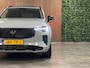 Volvo XC90 T8 AWD Recharge Ultra Dark | Vol! | Bowers & Wilkins | Luchtvering | Stoelventilatie | Trekhaak | 360 Camera | Head-Up Display | Stoelmassage | 455pk | Adaptieve Cruise Control | Stoelverwarming voor+achter | Stuurwielverwarming | Schuifdak | 21 Inch | Black Pack zwarte logo's voor en achter | Full LED Matrix Meesturende koplampen | Pilot Assist | BLIS Dode Hoek Detectie | Alcantara hemelbekleding | Lederen handgrepen en zonnekleppen | Elektrische voorstoelen geheugen | Nappa Lederen bekleding | Zitting verlenging voorstoelen | Lederen Dashboard | Google Infotainment | Keyless Drive | Parkeersensoren voor+achter | Privacy Glass | Elektrisch bedienbare achterklep | Geïntegreerde zongordijnen achterportieren | Geïntegreerd kinderzitje achterin | Verlichte instaplijsten | 7-Persoons | 4-Zone Climate Control | DAB Radio | Apple Carplay/Android Auto | Alarm Klasse III | Draadloos telefoon opladen | Volvo On Call met mobiele App functie | Vapour Grey Metallic |