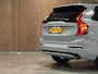Volvo XC90 T8 AWD Recharge Ultra Dark | Vol! | Bowers & Wilkins | Luchtvering | Stoelventilatie | Trekhaak | 360 Camera | Head-Up Display | Stoelmassage | 455pk | Adaptieve Cruise Control | Stoelverwarming voor+achter | Stuurwielverwarming | Schuifdak | 21 Inch | Black Pack zwarte logo's voor en achter | Full LED Matrix Meesturende koplampen | Pilot Assist | BLIS Dode Hoek Detectie | Alcantara hemelbekleding | Lederen handgrepen en zonnekleppen | Elektrische voorstoelen geheugen | Nappa Lederen bekleding | Zitting verlenging voorstoelen | Lederen Dashboard | Google Infotainment | Keyless Drive | Parkeersensoren voor+achter | Privacy Glass | Elektrisch bedienbare achterklep | Geïntegreerde zongordijnen achterportieren | Geïntegreerd kinderzitje achterin | Verlichte instaplijsten | 7-Persoons | 4-Zone Climate Control | DAB Radio | Apple Carplay/Android Auto | Alarm Klasse III | Draadloos telefoon opladen | Volvo On Call met mobiele App functie | Vapour Grey Metallic |