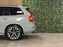 Volvo XC90 T8 AWD Recharge Ultra Dark | Vol! | Bowers & Wilkins | Luchtvering | Stoelventilatie | Trekhaak | 360 Camera | Head-Up Display | Stoelmassage | 455pk | Adaptieve Cruise Control | Stoelverwarming voor+achter | Stuurwielverwarming | Schuifdak | 21 Inch | Black Pack zwarte logo's voor en achter | Full LED Matrix Meesturende koplampen | Pilot Assist | BLIS Dode Hoek Detectie | Alcantara hemelbekleding | Lederen handgrepen en zonnekleppen | Elektrische voorstoelen geheugen | Nappa Lederen bekleding | Zitting verlenging voorstoelen | Lederen Dashboard | Google Infotainment | Keyless Drive | Parkeersensoren voor+achter | Privacy Glass | Elektrisch bedienbare achterklep | Geïntegreerde zongordijnen achterportieren | Geïntegreerd kinderzitje achterin | Verlichte instaplijsten | 7-Persoons | 4-Zone Climate Control | DAB Radio | Apple Carplay/Android Auto | Alarm Klasse III | Draadloos telefoon opladen | Volvo On Call met mobiele App functie | Vapour Grey Metallic |