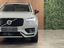 Volvo XC90 T8 AWD Recharge Ultra Dark | Trekhaak | Head-Up Display | Harman Kardon | 455pk | Adaptieve Cruise Control | Stoelverwarming voor+achter | Stuurwielverwarming | Schuifdak | Full LED Meesturende koplampen | 22 Inch | Parkeercamera | Pilot Assist | BLIS Dode Hoek Detectie | Alcantara hemelbekleding | Lederen zonnekleppen en handgrepen | Elektrische voorstoelen geheugen | Lederen bekleding | Zitting verlenging voorstoelen | Lederen dashboard | Google Infotainment | Keyless Drive | Privacy Glass | Elektrisch bedienbare achterklep | Geïntegreerd kinderzitje achterin | Geïntegreerde zongordijnen achterportieren | Verlichte instaplijsten | 7-Persoons | 4-Zone Climate Control | DAB Radio | Apple Carplay/Android Auto | Draadloos telefoon opladen | Volvo On Call met mobiele App functie | Vapour Grey Metallic |