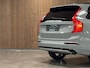 Volvo XC90 T8 AWD Recharge Ultra Dark | Trekhaak | Head-Up Display | Harman Kardon | 455pk | Adaptieve Cruise Control | Stoelverwarming voor+achter | Stuurwielverwarming | Schuifdak | Full LED Meesturende koplampen | 22 Inch | Parkeercamera | Pilot Assist | BLIS Dode Hoek Detectie | Alcantara hemelbekleding | Lederen zonnekleppen en handgrepen | Elektrische voorstoelen geheugen | Lederen bekleding | Zitting verlenging voorstoelen | Lederen dashboard | Google Infotainment | Keyless Drive | Privacy Glass | Elektrisch bedienbare achterklep | Geïntegreerd kinderzitje achterin | Geïntegreerde zongordijnen achterportieren | Verlichte instaplijsten | 7-Persoons | 4-Zone Climate Control | DAB Radio | Apple Carplay/Android Auto | Draadloos telefoon opladen | Volvo On Call met mobiele App functie | Vapour Grey Metallic |