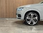Volvo XC90 T8 AWD Recharge Ultra Dark | Trekhaak | Head-Up Display | Harman Kardon | 455pk | Adaptieve Cruise Control | Stoelverwarming voor+achter | Stuurwielverwarming | Schuifdak | Full LED Meesturende koplampen | 22 Inch | Parkeercamera | Pilot Assist | BLIS Dode Hoek Detectie | Alcantara hemelbekleding | Lederen zonnekleppen en handgrepen | Elektrische voorstoelen geheugen | Lederen bekleding | Zitting verlenging voorstoelen | Lederen dashboard | Google Infotainment | Keyless Drive | Privacy Glass | Elektrisch bedienbare achterklep | Geïntegreerd kinderzitje achterin | Geïntegreerde zongordijnen achterportieren | Verlichte instaplijsten | 7-Persoons | 4-Zone Climate Control | DAB Radio | Apple Carplay/Android Auto | Draadloos telefoon opladen | Volvo On Call met mobiele App functie | Vapour Grey Metallic |