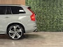 Volvo XC90 T8 AWD Recharge Ultra Dark | Trekhaak | Head-Up Display | Harman Kardon | 455pk | Adaptieve Cruise Control | Stoelverwarming voor+achter | Stuurwielverwarming | Schuifdak | Full LED Meesturende koplampen | 22 Inch | Parkeercamera | Pilot Assist | BLIS Dode Hoek Detectie | Alcantara hemelbekleding | Lederen zonnekleppen en handgrepen | Elektrische voorstoelen geheugen | Lederen bekleding | Zitting verlenging voorstoelen | Lederen dashboard | Google Infotainment | Keyless Drive | Privacy Glass | Elektrisch bedienbare achterklep | Geïntegreerd kinderzitje achterin | Geïntegreerde zongordijnen achterportieren | Verlichte instaplijsten | 7-Persoons | 4-Zone Climate Control | DAB Radio | Apple Carplay/Android Auto | Draadloos telefoon opladen | Volvo On Call met mobiele App functie | Vapour Grey Metallic |