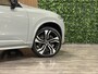 Volvo XC90 T8 AWD Recharge Ultra Dark | Trekhaak | Head-Up Display | Harman Kardon | 455pk | Adaptieve Cruise Control | Stoelverwarming voor+achter | Stuurwielverwarming | Schuifdak | Full LED Meesturende koplampen | 22 Inch | Parkeercamera | Pilot Assist | BLIS Dode Hoek Detectie | Alcantara hemelbekleding | Lederen zonnekleppen en handgrepen | Elektrische voorstoelen geheugen | Lederen bekleding | Zitting verlenging voorstoelen | Lederen dashboard | Google Infotainment | Keyless Drive | Privacy Glass | Elektrisch bedienbare achterklep | Geïntegreerd kinderzitje achterin | Geïntegreerde zongordijnen achterportieren | Verlichte instaplijsten | 7-Persoons | 4-Zone Climate Control | DAB Radio | Apple Carplay/Android Auto | Draadloos telefoon opladen | Volvo On Call met mobiele App functie | Vapour Grey Metallic |