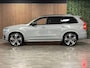 Volvo XC90 T8 AWD Recharge Ultra Dark | Trekhaak | Head-Up Display | Harman Kardon | 455pk | Adaptieve Cruise Control | Stoelverwarming voor+achter | Stuurwielverwarming | Schuifdak | Full LED Meesturende koplampen | 22 Inch | Parkeercamera | Pilot Assist | BLIS Dode Hoek Detectie | Alcantara hemelbekleding | Lederen zonnekleppen en handgrepen | Elektrische voorstoelen geheugen | Lederen bekleding | Zitting verlenging voorstoelen | Lederen dashboard | Google Infotainment | Keyless Drive | Privacy Glass | Elektrisch bedienbare achterklep | Geïntegreerd kinderzitje achterin | Geïntegreerde zongordijnen achterportieren | Verlichte instaplijsten | 7-Persoons | 4-Zone Climate Control | DAB Radio | Apple Carplay/Android Auto | Draadloos telefoon opladen | Volvo On Call met mobiele App functie | Vapour Grey Metallic |