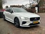 Volvo V60 T6 Plug-in Hybrid 340PK AWD R-Design Automaat + 19"/ Navi/ Clima/ Leder/ CarPlay/ Ad.Cruise/ H&K/ Winterpakket/ Full-LED/ Camera/ Trekhaak/ NL auto