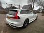 Volvo V60 T6 Plug-in Hybrid 340PK AWD R-Design Automaat + 19"/ Navi/ Clima/ Leder/ CarPlay/ Ad.Cruise/ H&K/ Winterpakket/ Full-LED/ Camera/ Trekhaak/ NL auto