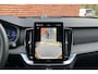 Volvo XC90 T8 Plug-in hybrid AWD Ultra Dark | Trekhaak | Bowers & Wilkins | Luchtvering | Gelamineerde Zijruiten | Massagestoelen | Panoramadak | BLIS Dodehoekdetectie | Geventileerd Leder | Apple Carplay