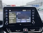 Toyota C-HR 1.8 Hybrid First Edition Navigatie, Dodehoekdetectie, JBL, Stoelverwarming, PDC, Nieuw geleverd en dealeronderhouden, 1e eign.