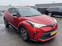 Toyota C-HR 1.8 Hybrid First Edition Navigatie, Dodehoekdetectie, JBL, Stoelverwarming, PDC, Nieuw geleverd en dealeronderhouden, 1e eign.
