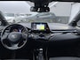 Toyota C-HR 1.8 Hybrid First Edition Navigatie, Dodehoekdetectie, JBL, Stoelverwarming, PDC, Nieuw geleverd en dealeronderhouden, 1e eign.