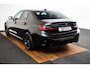 BMW 3-Serie 330e M Sport - Ambiance verlichting - Parking Assistant - Getinte Ruiten - Elektrisch verwarmde voorstoelen - In de breedte verstelbare rugleuning voor bestuurder -