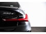BMW 3-Serie 330e M Sport - Ambiance verlichting - Parking Assistant - Getinte Ruiten - Elektrisch verwarmde voorstoelen - In de breedte verstelbare rugleuning voor bestuurder -
