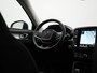 Volvo XC40 T5 Recharge R-Design Plug In Hybrid 263pk Dealer O.H PHEV | Trekhaak Af Fabriek | Camera | Harman / Kardon | Sportstoelen & Stuur Verwarmd | Keyless | Cruise Control | Apple Carplay | Navigatie | Virtual | DAB |