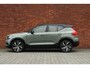 Volvo XC40 Recharge P8 AWD R-Design | Trekhaak | Panoramadak | Harman Kardon | 360 Graden Camera | Verwarmbare Voorstoelen | Apple Carplay | Google Infotainment | Adaptieve Cruise Control