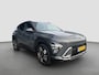 Hyundai Kona 1.6 GDI 141pk HEV Premium Sky | Premium audio | 360 camera | Schuif-kanteldak | Bestuurdersstoel met geheugen | Adaptive cruise control | Dodehoek detectie | Full LED koplampen | Stoelverwarming | Stoelventilatie | Stuurverwarming