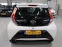 Toyota Aygo 1.0 VVT-i x-play 5-Deurs Airco Camera App connect Navigatie Bluetooth NL-auto NAP Cruise control Boekjes aanwezig 2 sleutels Carplay