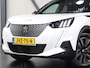 Peugeot e-2008 EV GT 50 kWh 136PK | 3 FASE | AppleCarplay/Android Auto | Schuifkanteldak | Stof/LEER | 18"LMV | Camera | AUTOMAAT | Keyless | Cruise Control | Climate Control | Camera | FULL LED | Sfeerverlichting | Isofix | Privacy Glass |