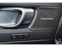 Volvo XC40 B3 Plus Black Edition - IntelliSafe Assist & Surround - 360º Camera - Harman/Kardon audio - Verwarmde voorstoelen & stuur - Parkeersensoren voor & achter - Elektr. bedienb. voorstoelen met geheugen links - Draadloze tel. lader - Extra getint glas - 20' LMV