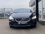Volvo V40 1.5 T3 Polar+ Sport / Automaat / NL-Auto / Dealer-Onderhouden / Panodak / Harman-Kardon / Half-Leder/Half-Alcantara / Cruise-Control / Climate-Control / Stoelverwarming / Trekhaak / Keyless / LED / DAB Radio-Bluetooth / Navi / PDC V+A met Camera / 17'' LMV / ENZ.
