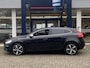 Volvo V40 1.5 T3 Polar+ Sport / Automaat / NL-Auto / Dealer-Onderhouden / Panodak / Harman-Kardon / Half-Leder/Half-Alcantara / Cruise-Control / Climate-Control / Stoelverwarming / Trekhaak / Keyless / LED / DAB Radio-Bluetooth / Navi / PDC V+A met Camera / 17'' LMV / ENZ.