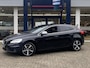Volvo V40 1.5 T3 Polar+ Sport / Automaat / NL-Auto / Dealer-Onderhouden / Panodak / Harman-Kardon / Half-Leder/Half-Alcantara / Cruise-Control / Climate-Control / Stoelverwarming / Trekhaak / Keyless / LED / DAB Radio-Bluetooth / Navi / PDC V+A met Camera / 17'' LMV / ENZ.