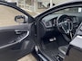 Volvo V40 1.5 T3 Polar+ Sport / Automaat / NL-Auto / Dealer-Onderhouden / Panodak / Harman-Kardon / Half-Leder/Half-Alcantara / Cruise-Control / Climate-Control / Stoelverwarming / Trekhaak / Keyless / LED / DAB Radio-Bluetooth / Navi / PDC V+A met Camera / 17'' LMV / ENZ.