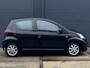 Toyota Aygo 1.0-12V 5 deurs - AIRCO - LM VELGEN - EL. RAMEN - CPV - RADIO/CD - STUURBEKRACHTIGING - AIRBAGS - ZWART METALLIC - APK T/M 31-01-2027 -